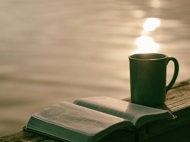 圣经，咖啡，茶，和湖湖畔