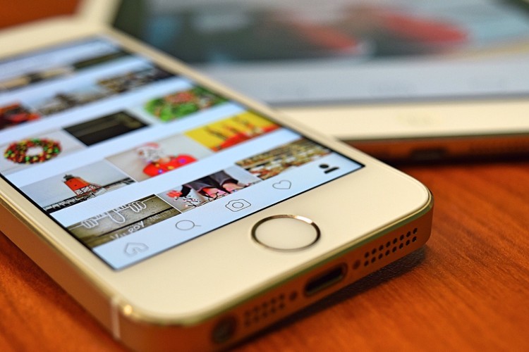 银色的iPhone 5s显示Instagram