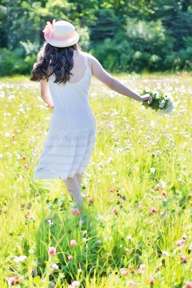美丽的女孩在野花，草地，夏天，快乐