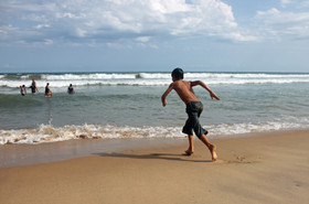 男孩，跑步，海滩，有趣，海滩乐趣，快乐，水