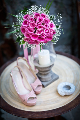 带结婚鞋、蜡烛和花束的桌子