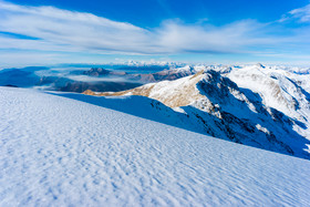 白雪覆盖的群山摄影